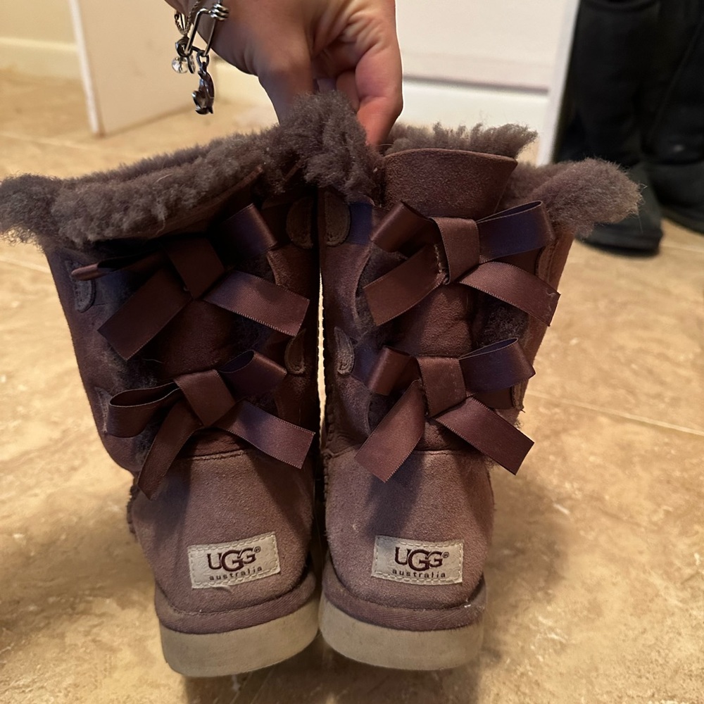 Size 8 Bailey Bow Uggs